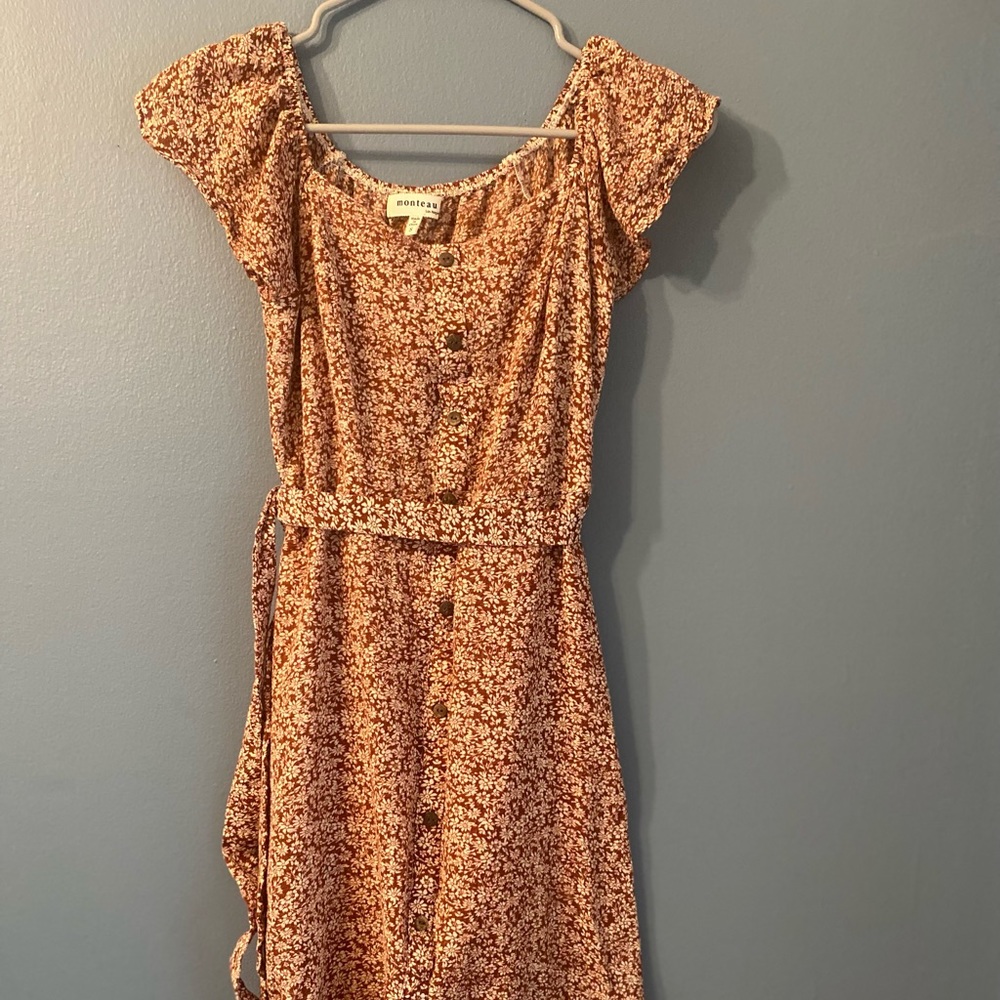 Floral brown & white belted front-slit flutter short sleeve dress.